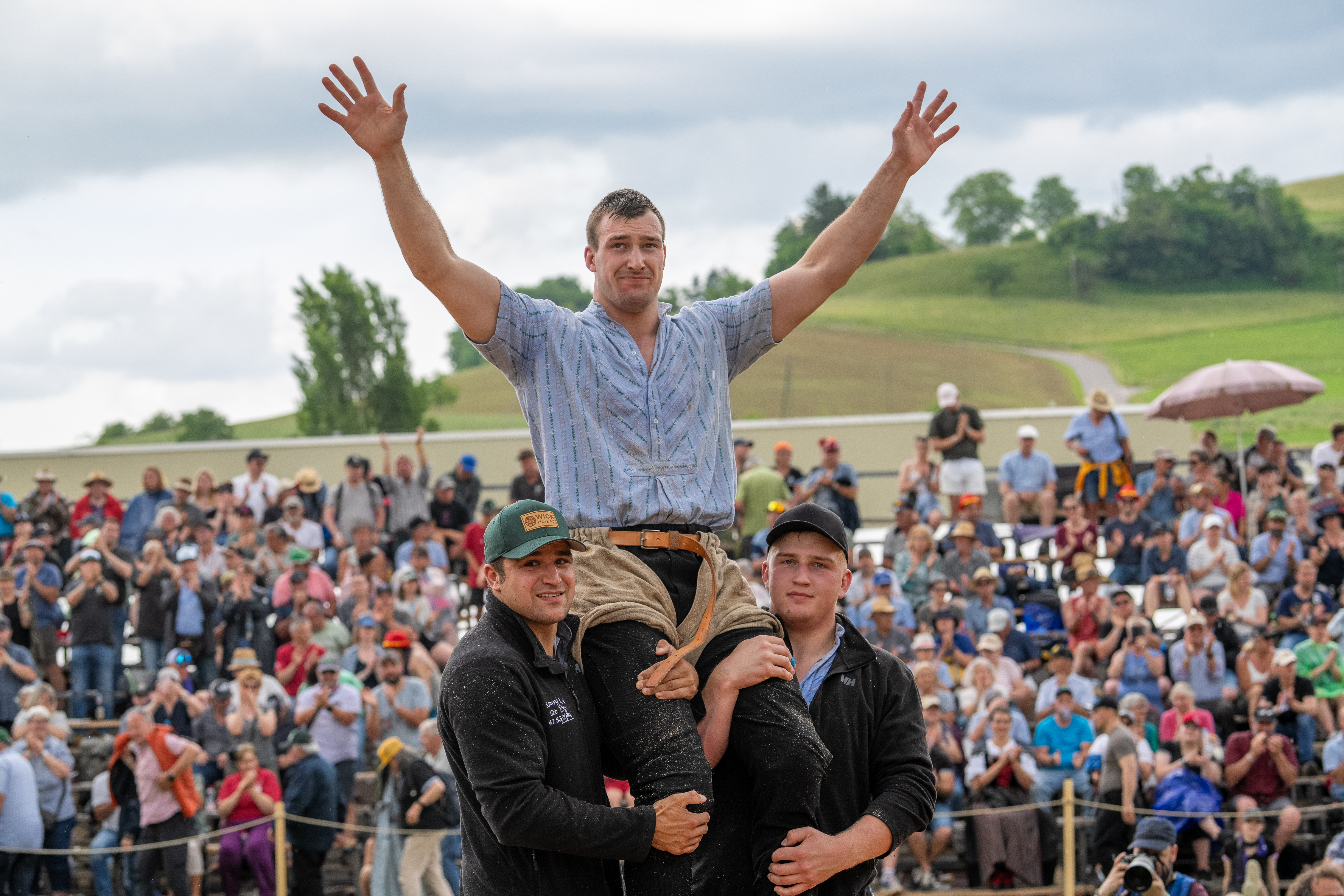 Kantonales Schwingfest 2025 — Damian Ott wird nach dem Kampf auf Schultern getragen, Zeglingen Baselland
